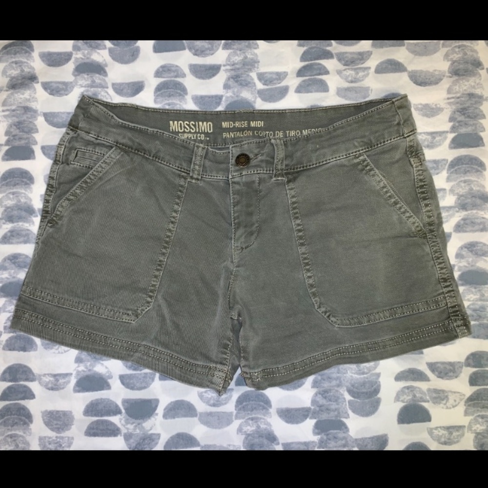 Olive green mid-rise shorts